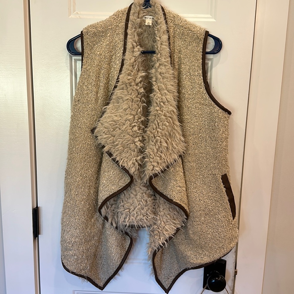 Miami Sherpa vest sz small. Used like new. Oatmeal color